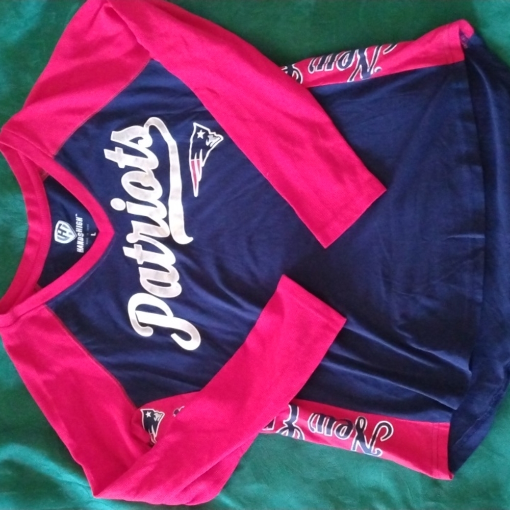 NE PATRIOTS LONG SLEEVE VNECK  WOMENS TOP NWOT